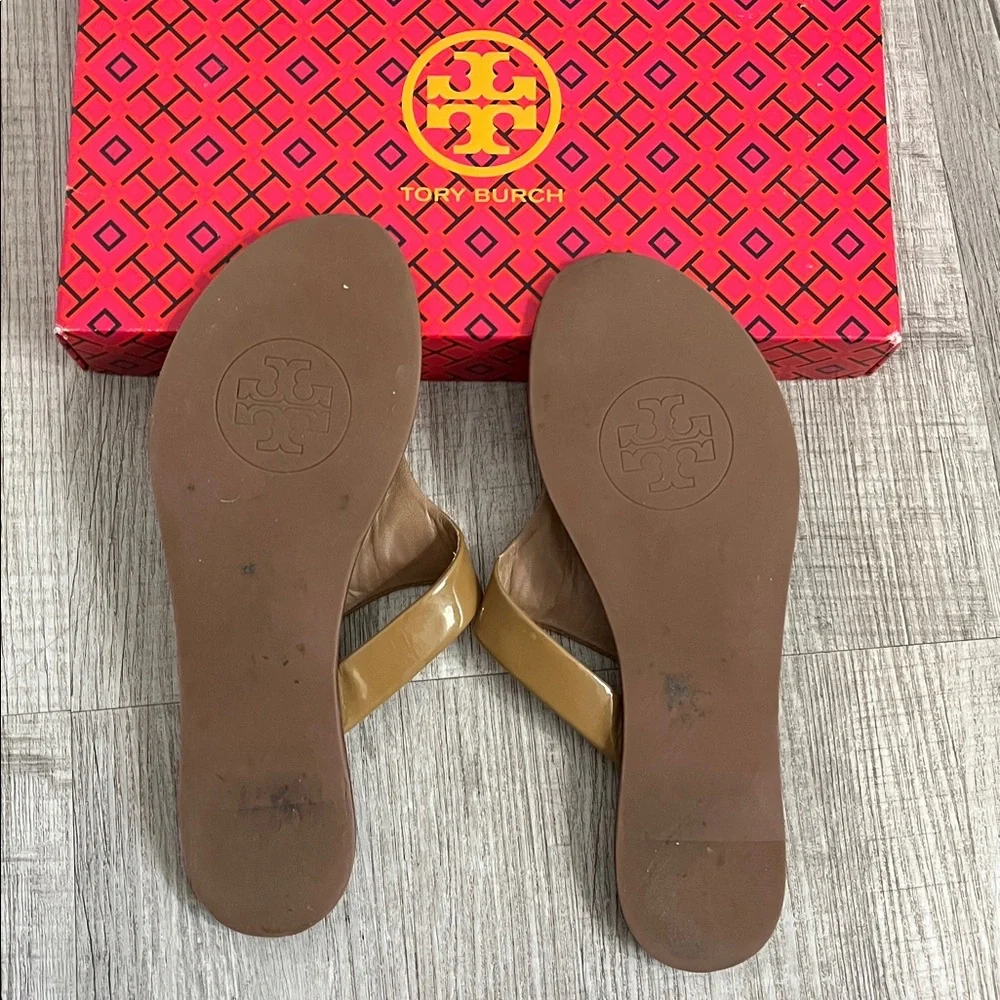 Tory Burch Tan Patent Miller Thong Sandals - Picture 7 of 11